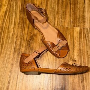 Gentle Souls Kenneth Cole women’s 9 sandals shoes Tan brown cutout flat buckle